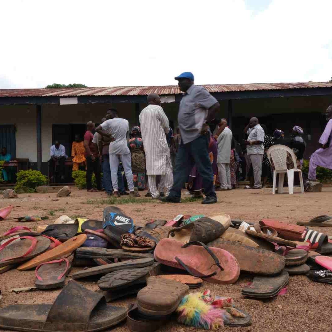 Objetos de estudiantes secuestrados en Nigeria