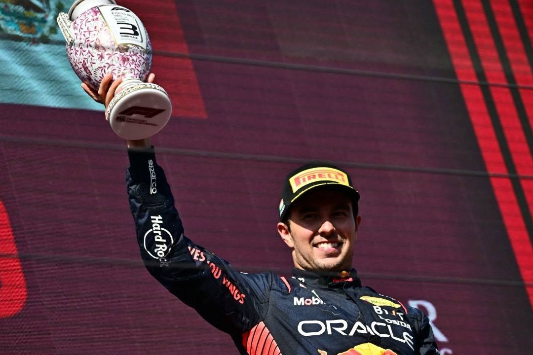 Verstappen gana Gran Premio de Hungría; ‘Checo’ tercero