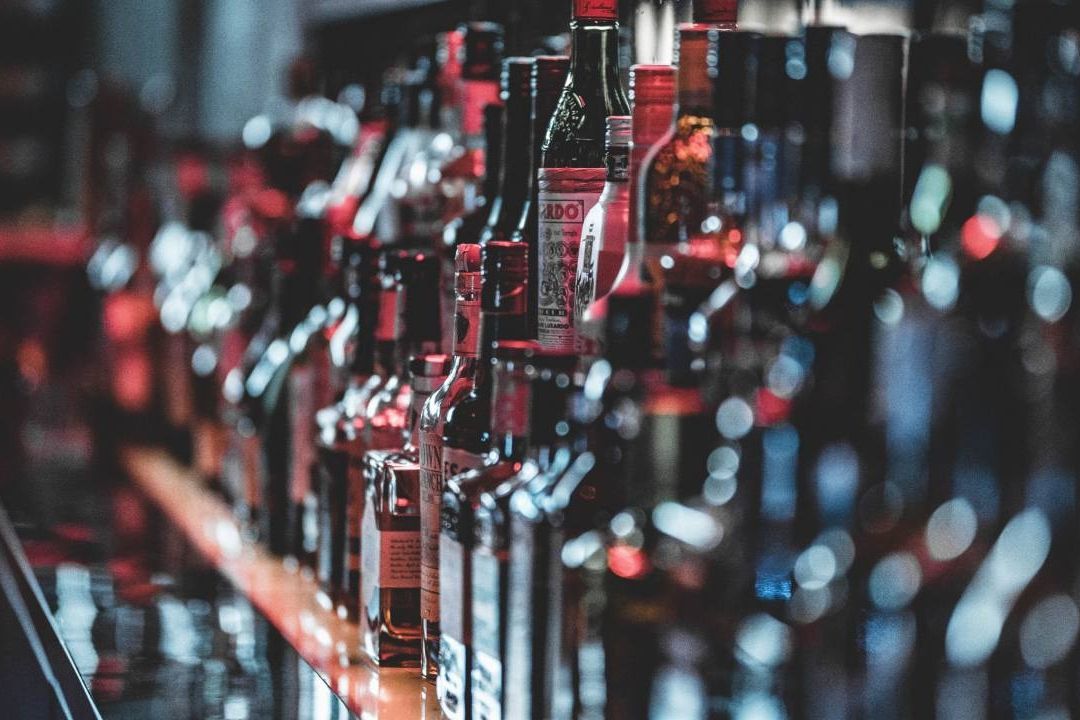 La venta y consumo de alcohol están prohibidos en varias regiones de la India, como Bihar, favoreciendo el auge de un mercado negro de alcohol artesanal, fuerte y a veces mortal.