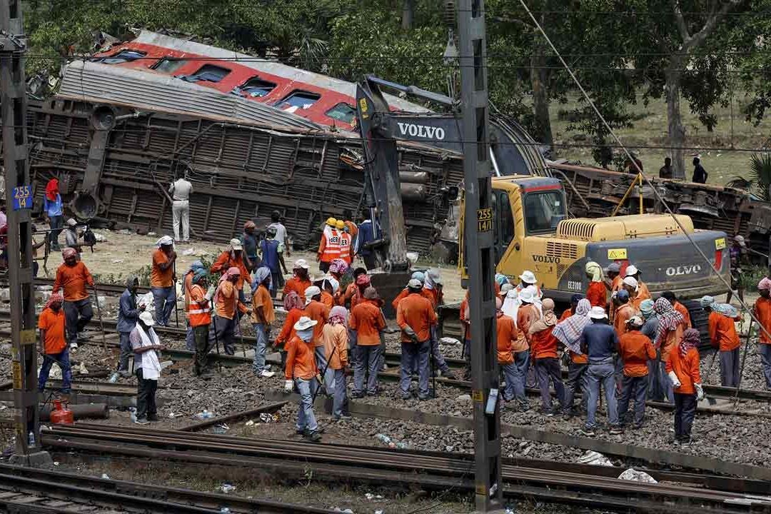 Autoridades Atribuyen Choque de Trenes en India a Fallo de Señalización