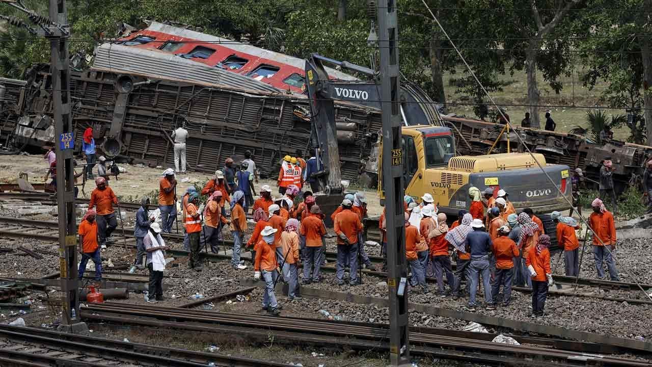 Autoridades Atribuyen Choque de Trenes en India a Fallo de Señalización