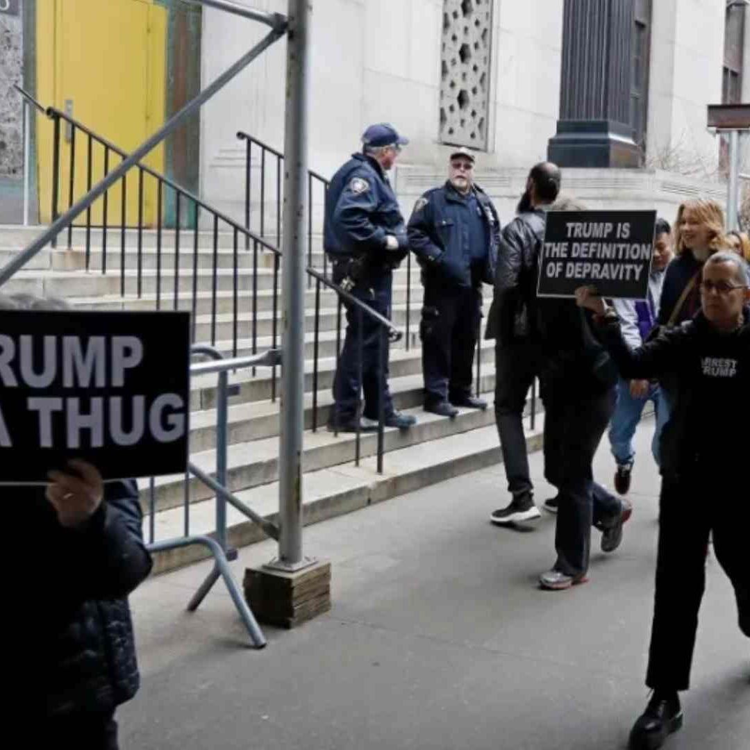 Manifestantes en el Palacio de Justicia Penal de Manhattan en Nueva York