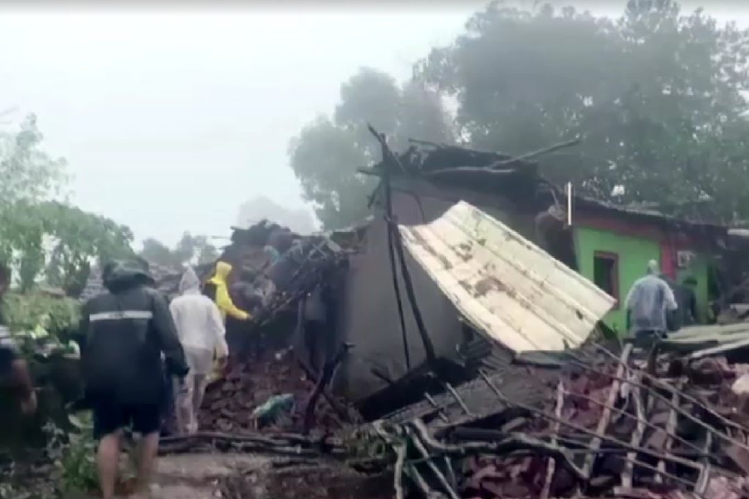 Deslave de Tierra en India Deja Cinco Muertos y Varios Atrapados