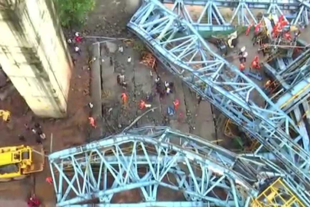 Desplome de Grúa en Autopista de India Deja Al Menos 17 Muertos