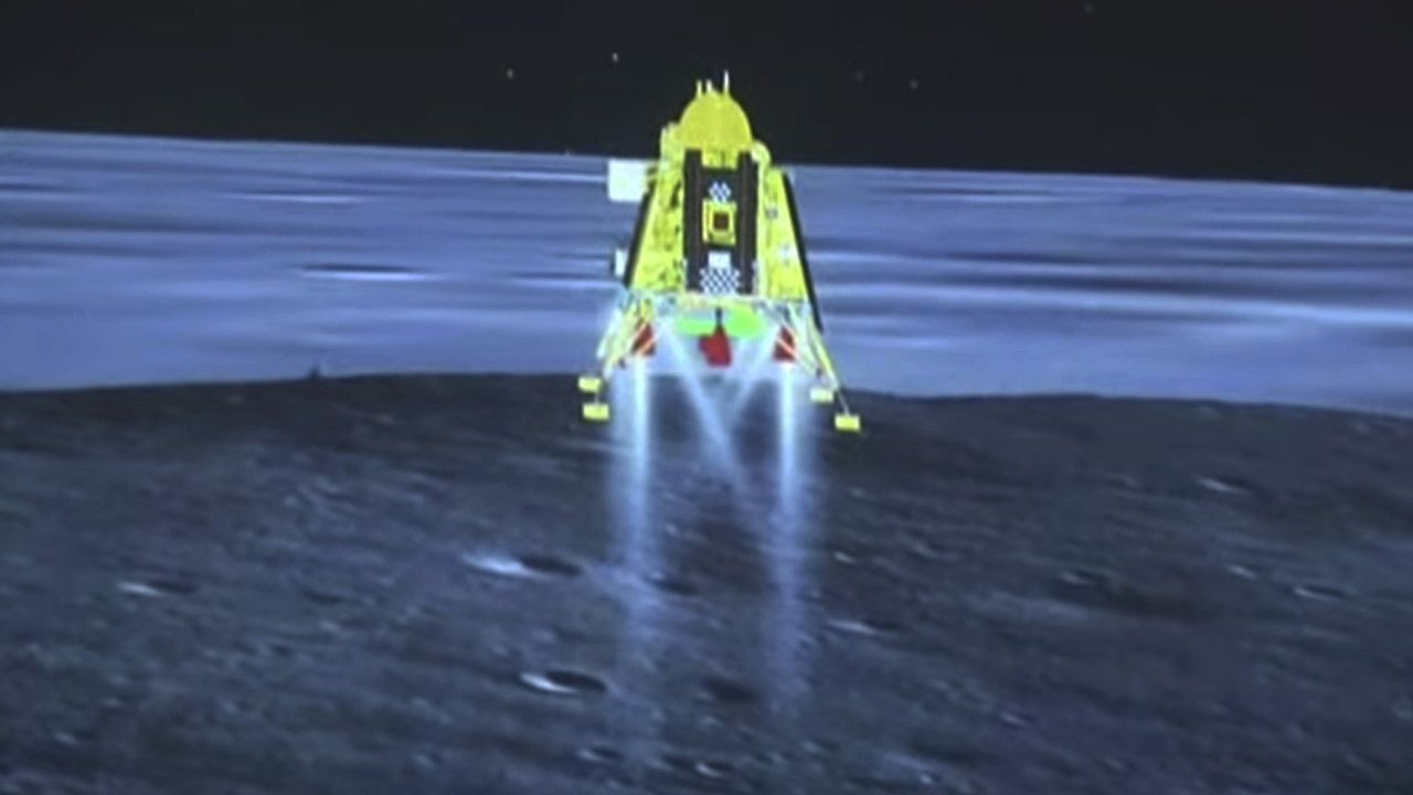 Nave espacial de la India Chandrayaan-3 aluniza con éxito en el polo sur de la Luna