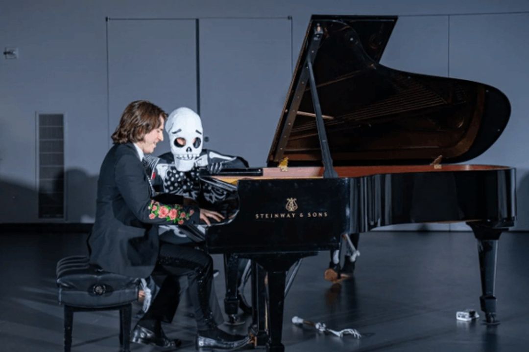 "Bésame mucho" trae al escenario a las calaveras de Xochitl y Huetzlin, en la unión de los protagonistas de la historia de amor de la que nace la flor amarilla de los muertos de los 20 pétalos
