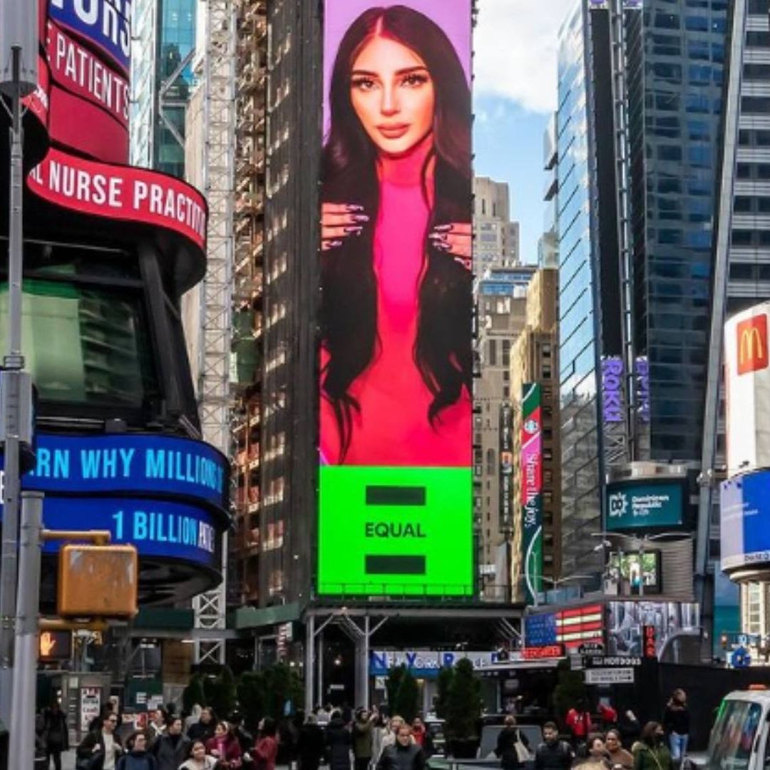 ¡Increible! Bellakath Presume Aparición en Pantalla de Times Square, Nueva York