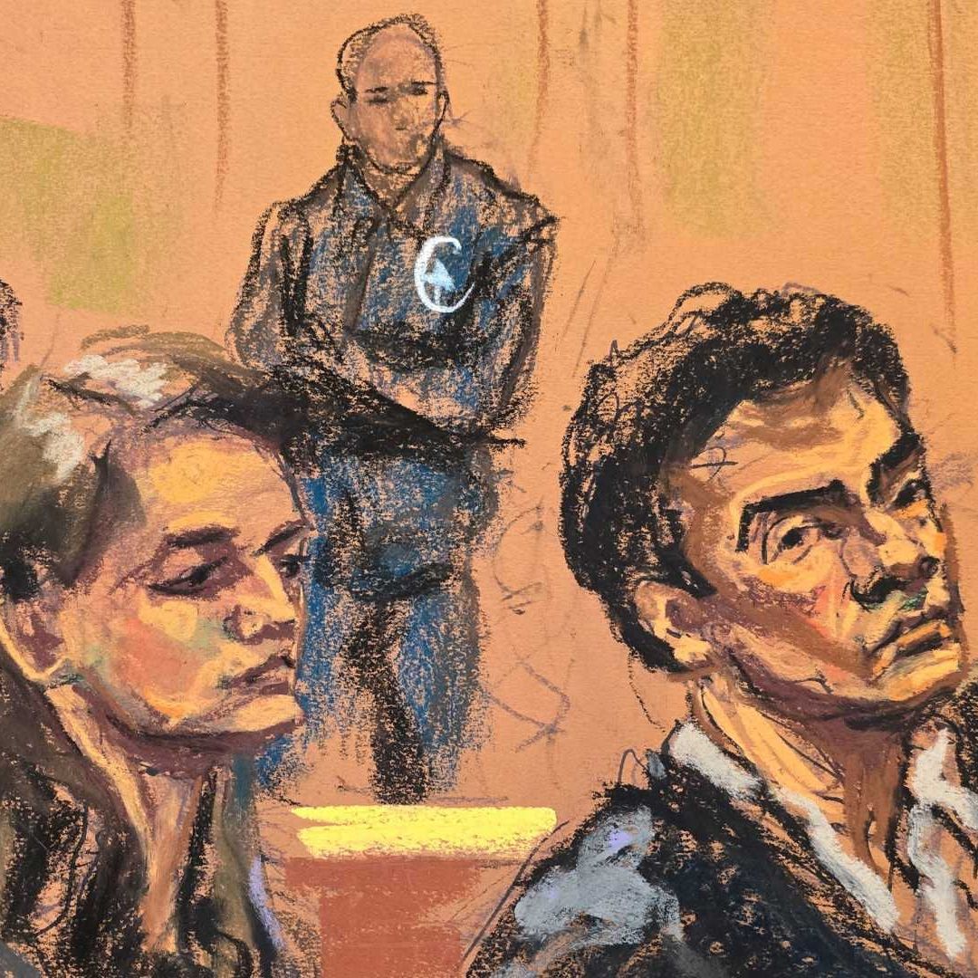 Luigi Mangione, acusado del asesinato de un ejecutivo de UnitedHealth Group, estuvo sentado junto a su abogada durante su audiencia en Nueva York