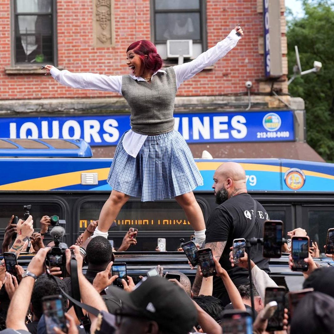 La rapera Cardi B baila en el techo de su vehículo mientras organiza un evento en Nueva York el 13 de septiembre de 2025. Foto: Reuters