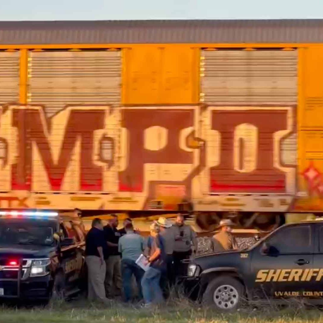 Autoridades encontraron a más de una decena de migrantes en un vagón de tren en las afueras de Knippa, Texas