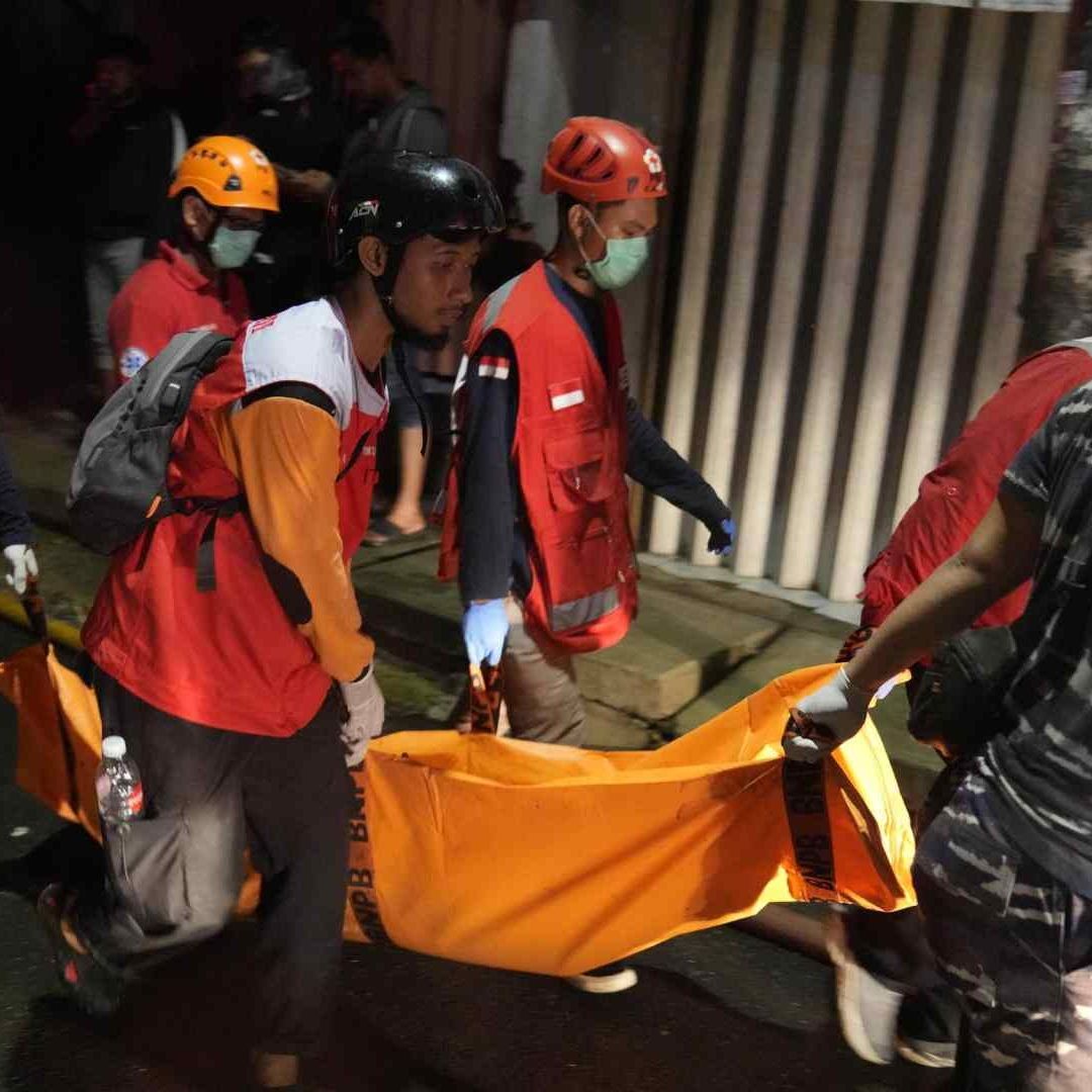 Al menos 260 bomberos y 52 camiones de bomberos intentaban contener las llamas en un barrio cercano, dijeron los bomberos