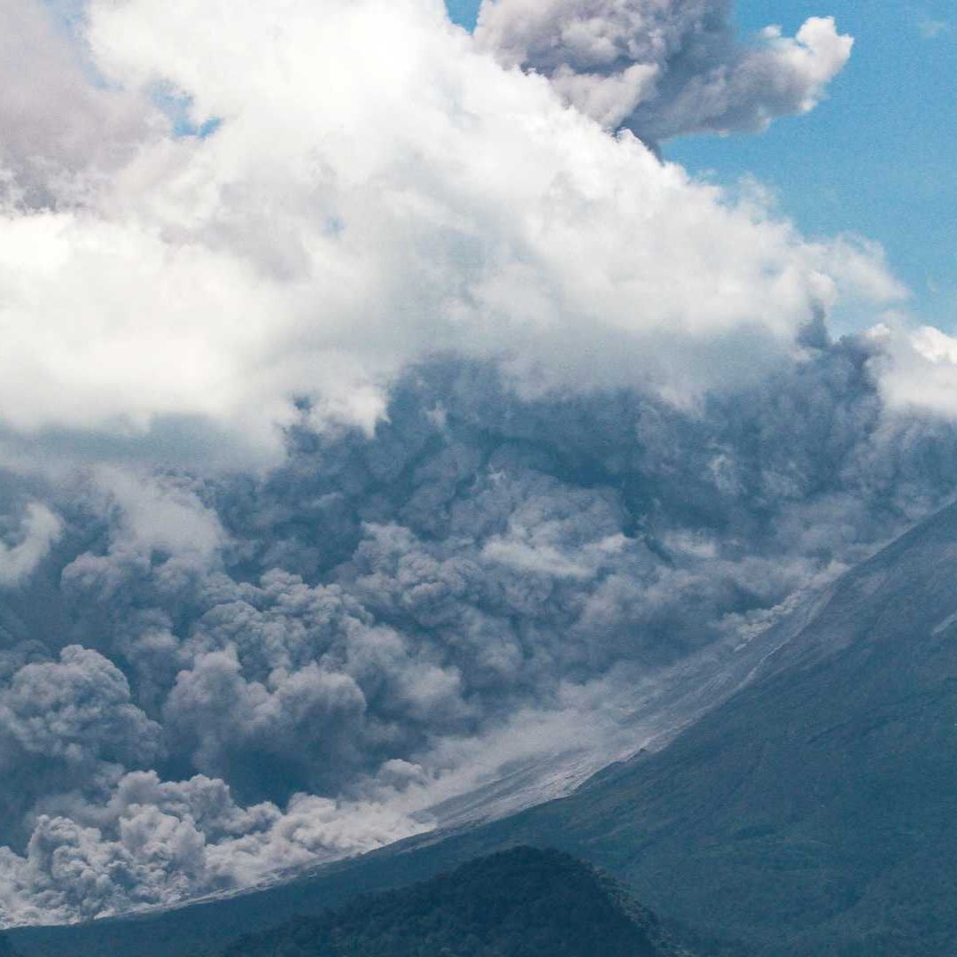 Erupción del Merapi cubre de ceniza pueblos en Indonesia