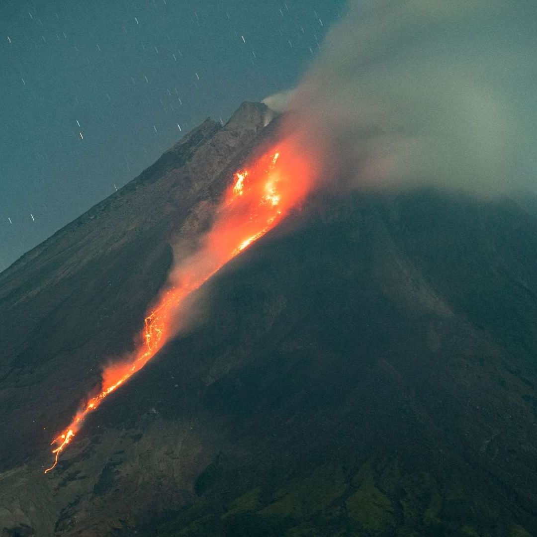 Volcán Merapi en Indonesia entra en erupción