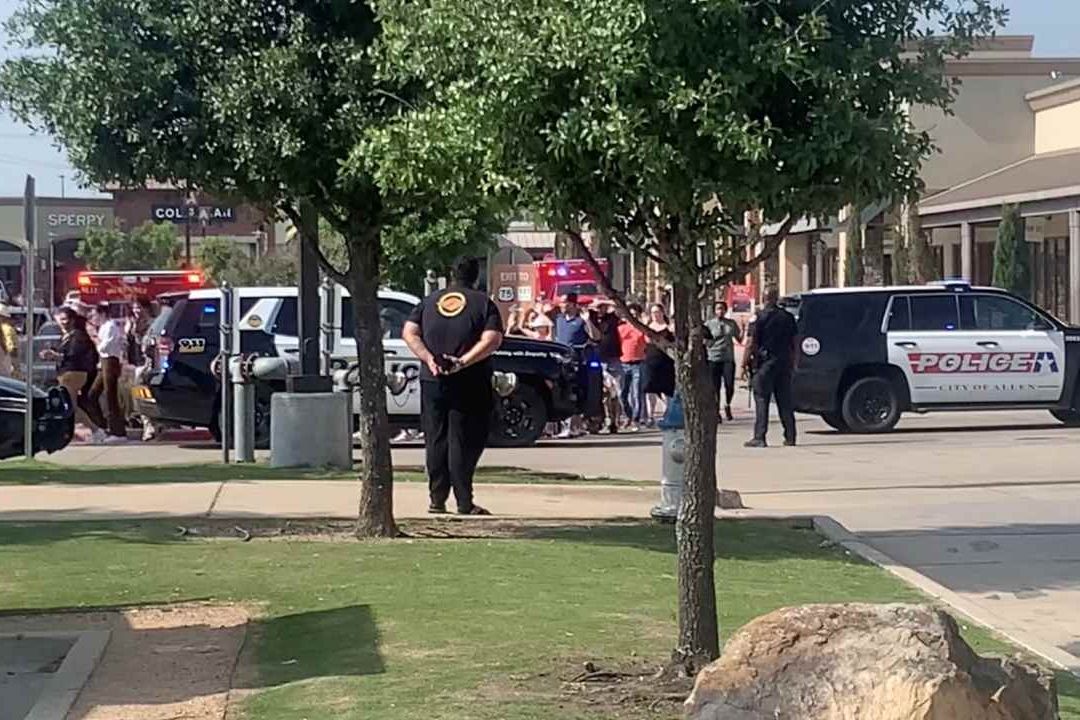 Un policía de Allen estaba en el área atendiendo una emergencia no relacionada cuando escuchó disparos en el mall a las 3:36 de la tarde, escribió el Departamento de Policía en Facebook
