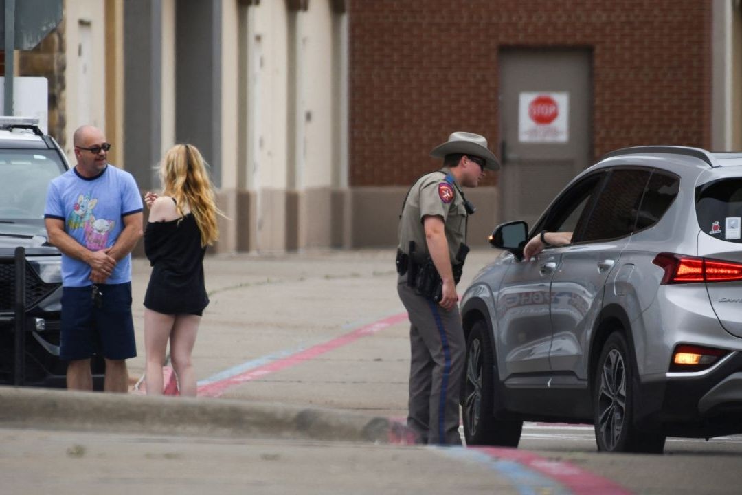 La policía no proporcionó de inmediato detalles sobre las víctimas en el Allen Premium Outlets, un extenso centro comercial al aire libre