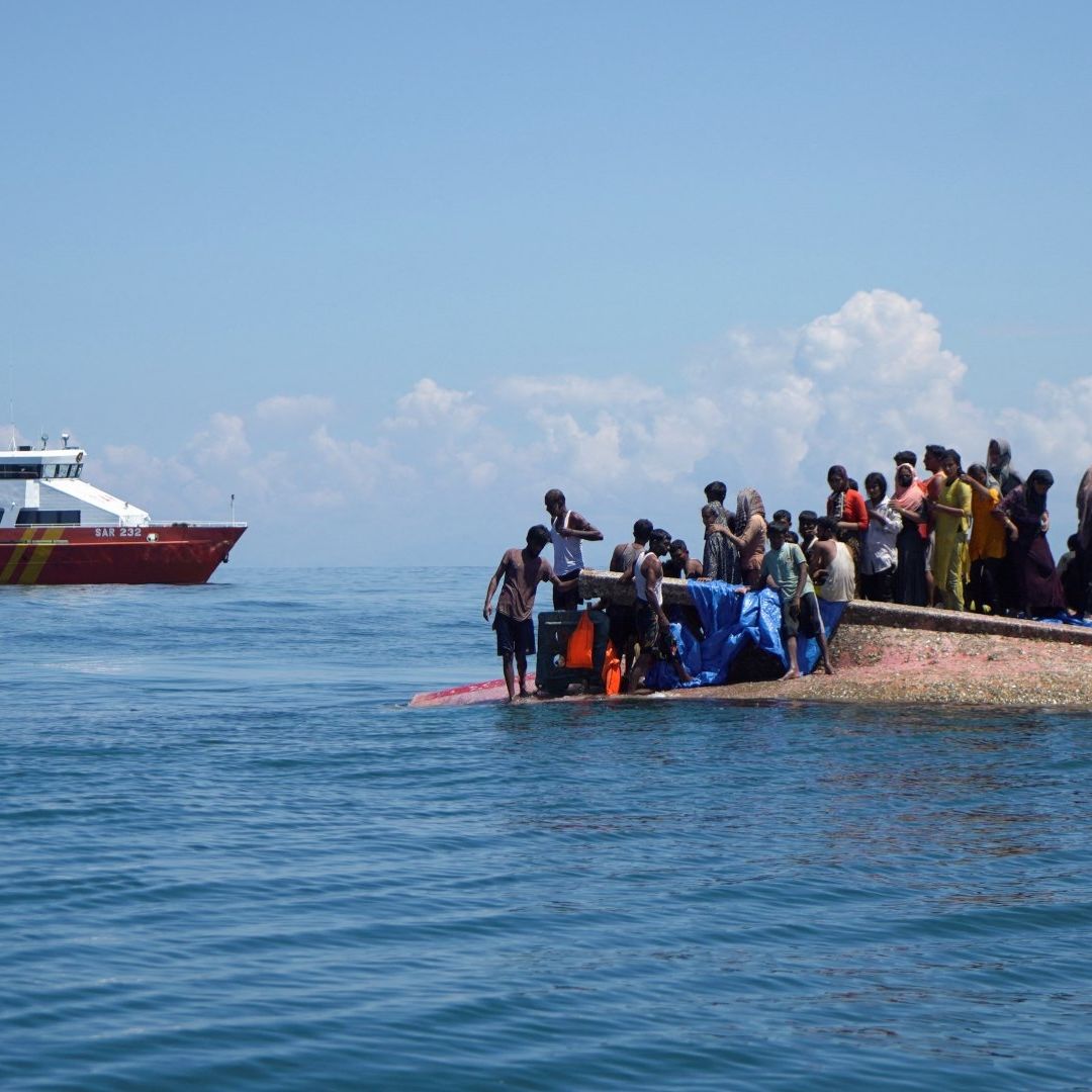 Fotos | Indonesia Localiza Barco que Naufragó con Decenas de Rohinyas; Inicia Rescate