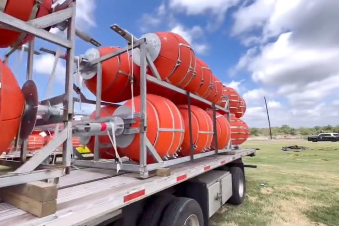 Demandan a Texas por 'muro' de boyas en Río Bravo para contener migrantes