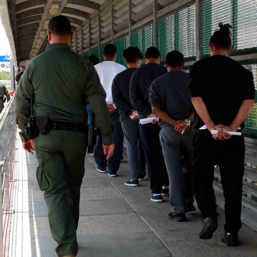 Migrantes Mexicanos Demandan a Texas por Encarcelarlos Injustamente