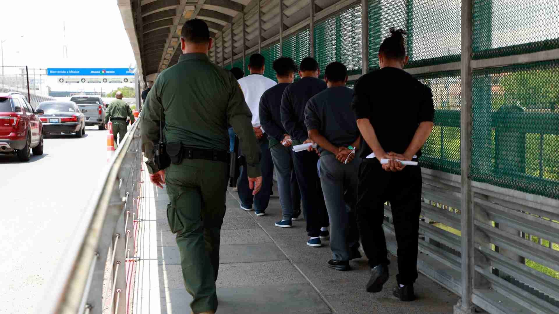 Migrantes Mexicanos Demandan a Texas por Encarcelarlos Injustamente