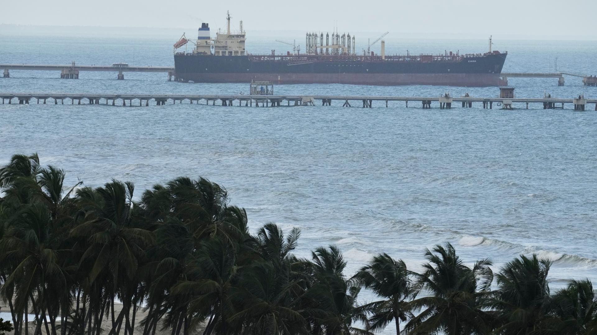 El petrolero Evana está atracado en el puerto El Palito en Venezuela.