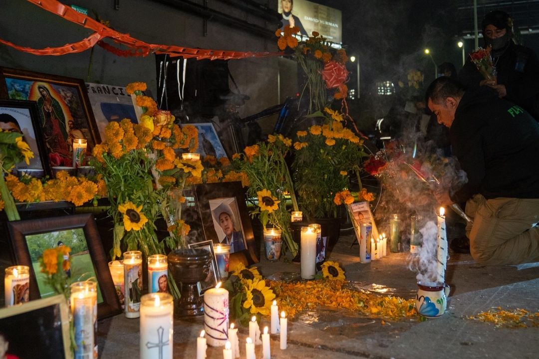 Colegas y familiares de repartidores de comida montaron un altar en el puente Willis, en Nueva York