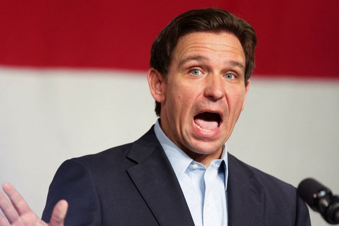 DeSantis Arranca Campaña Electoral en Iowa y Ataca a Migrantes