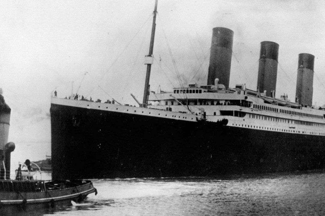El Titanic a punto de zarpar en su viaje inaugural