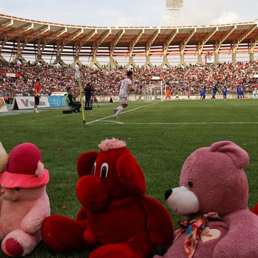 Zakho SC, el Club de Irak que Avienta Peluches a la Cancha y Fue Premiado por la FIFA