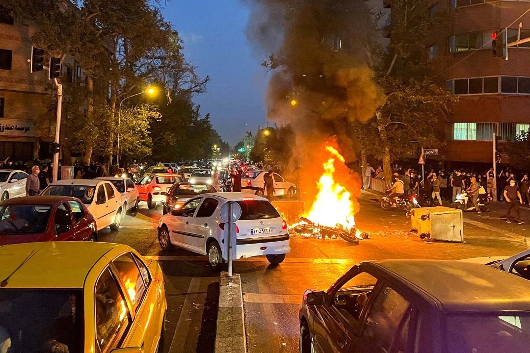 Protestas violentas en Irán tras muerte de la joven Mahsa Amini en septiembre de 2022.