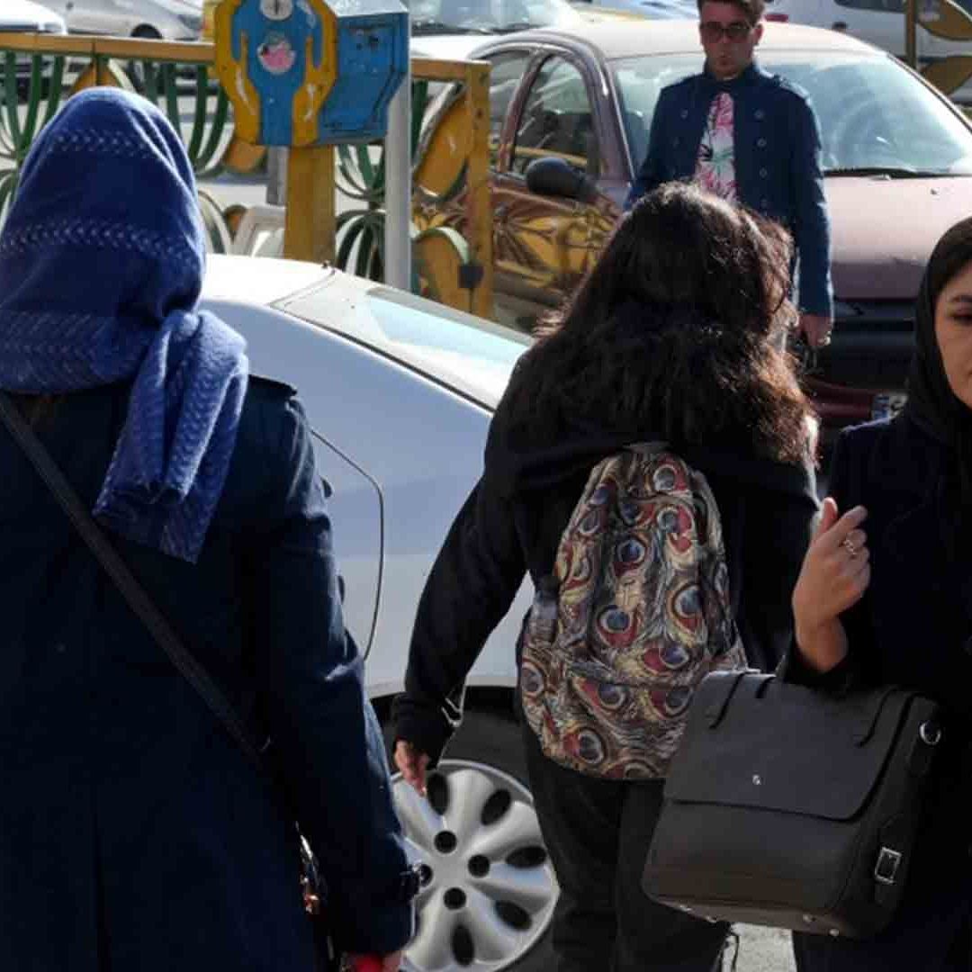 Podrían congelar las cuentas bancarias de las mujeres por no usar el velo islámico