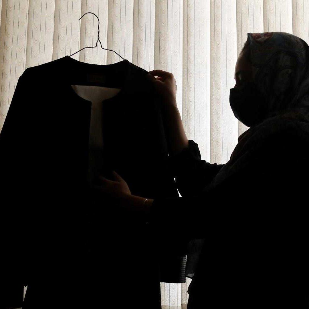 Zahra, de 16 años de edad, cuelga su uniforme de la escuela, en Kabul.