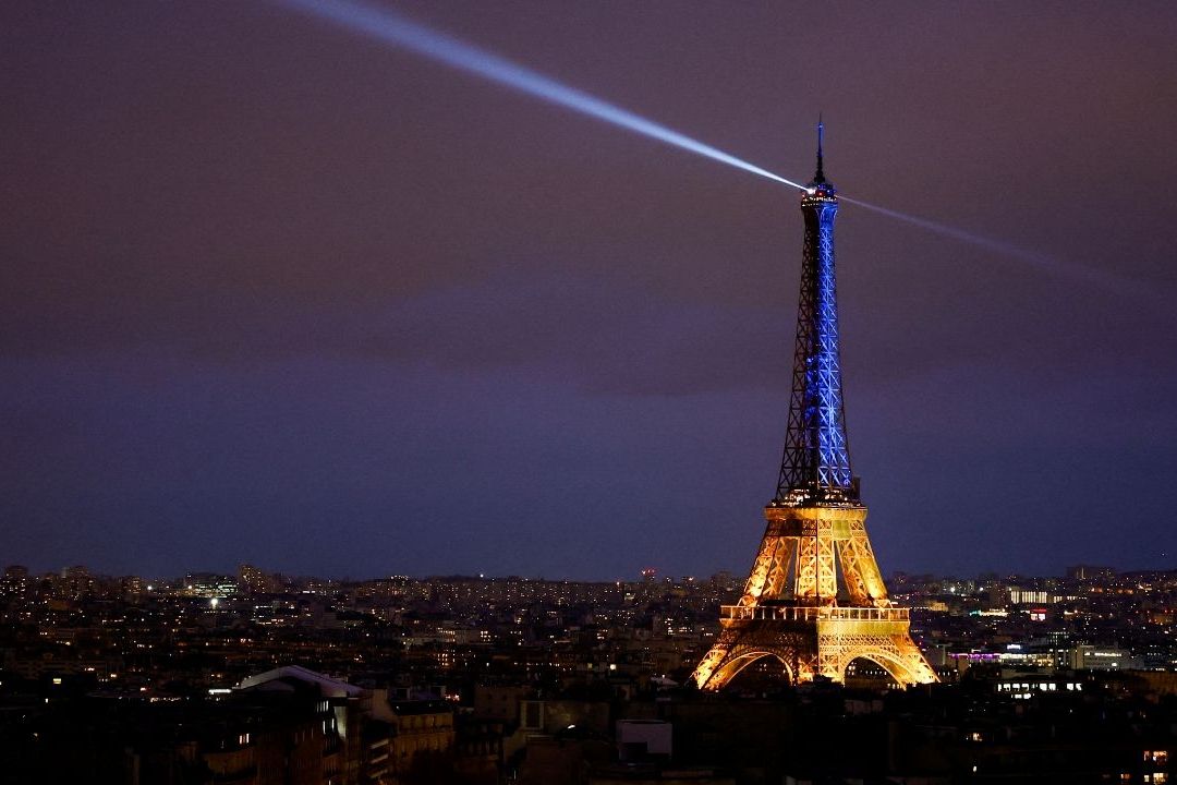 La Torre Eiffel se ilumina de amarrillo y azul, los colores de Ucrania