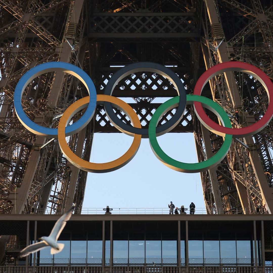 Anillos Olímpicos Engalanan ya la Torre Eiffel