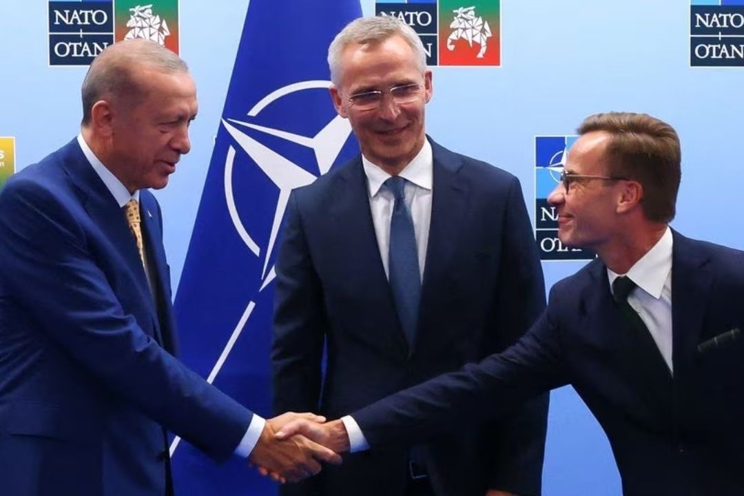 El presidente turco, Tayyip Erdogan, y el primer ministro sueco, Ulf Kristersson, se dan la mano junto al secretario general de la OTAN, Jens Stoltenberg