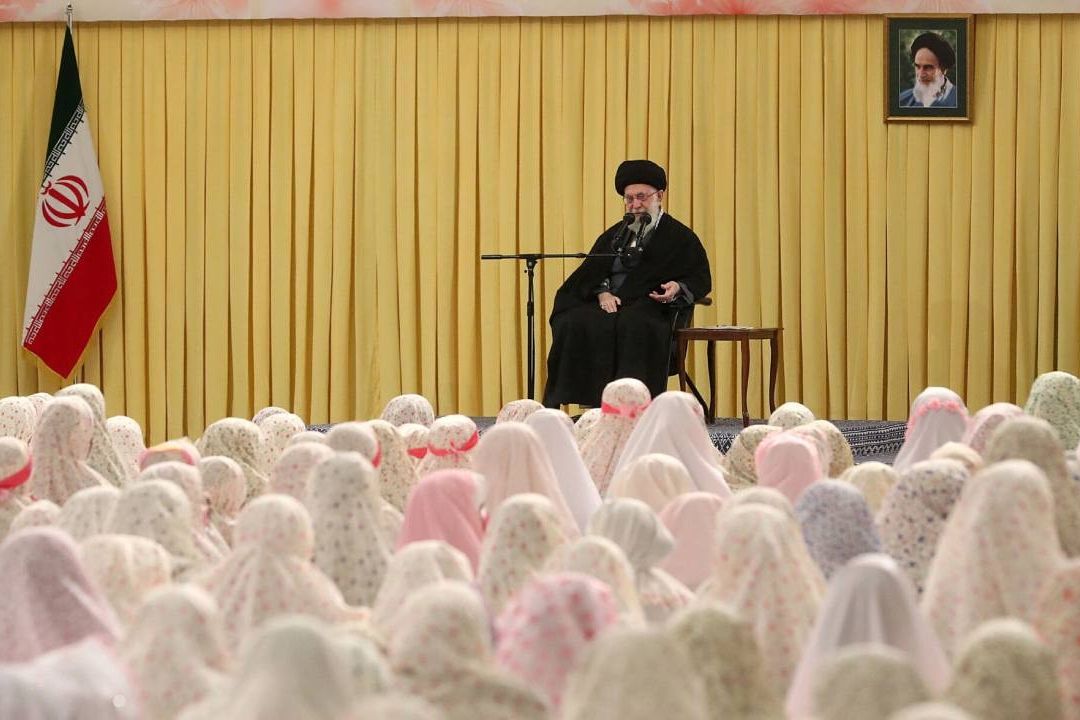 El presidente de Irán ordenó una investigación para aclarar la ola de envenenamientos con gas en colegios femeninos de ese país