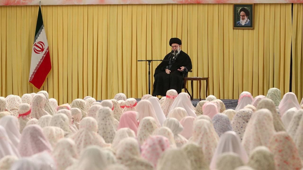 El presidente de Irán ordenó una investigación para aclarar la ola de envenenamientos con gas en colegios femeninos de ese país