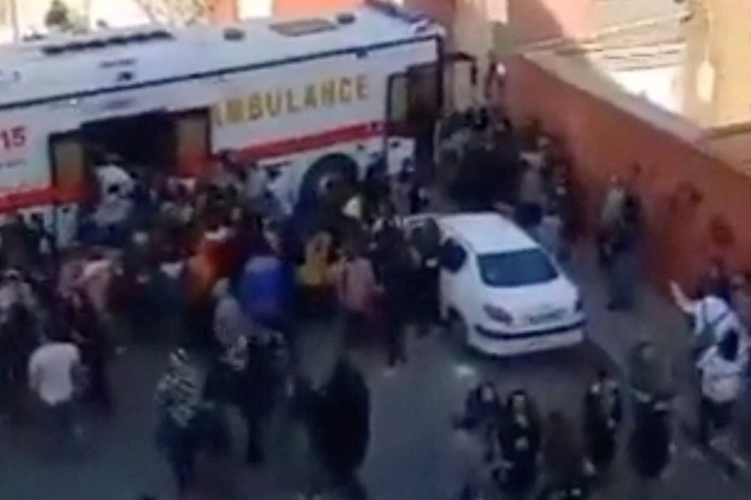 Envenenamiento a jóvenes busca revivir protestas por Mahsa Amani