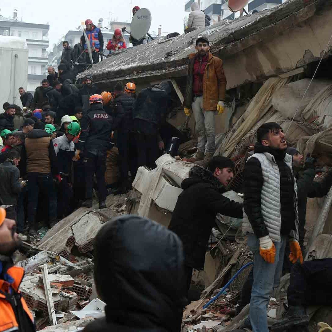 Réplica de magnitud 7.5 sacude Turquía