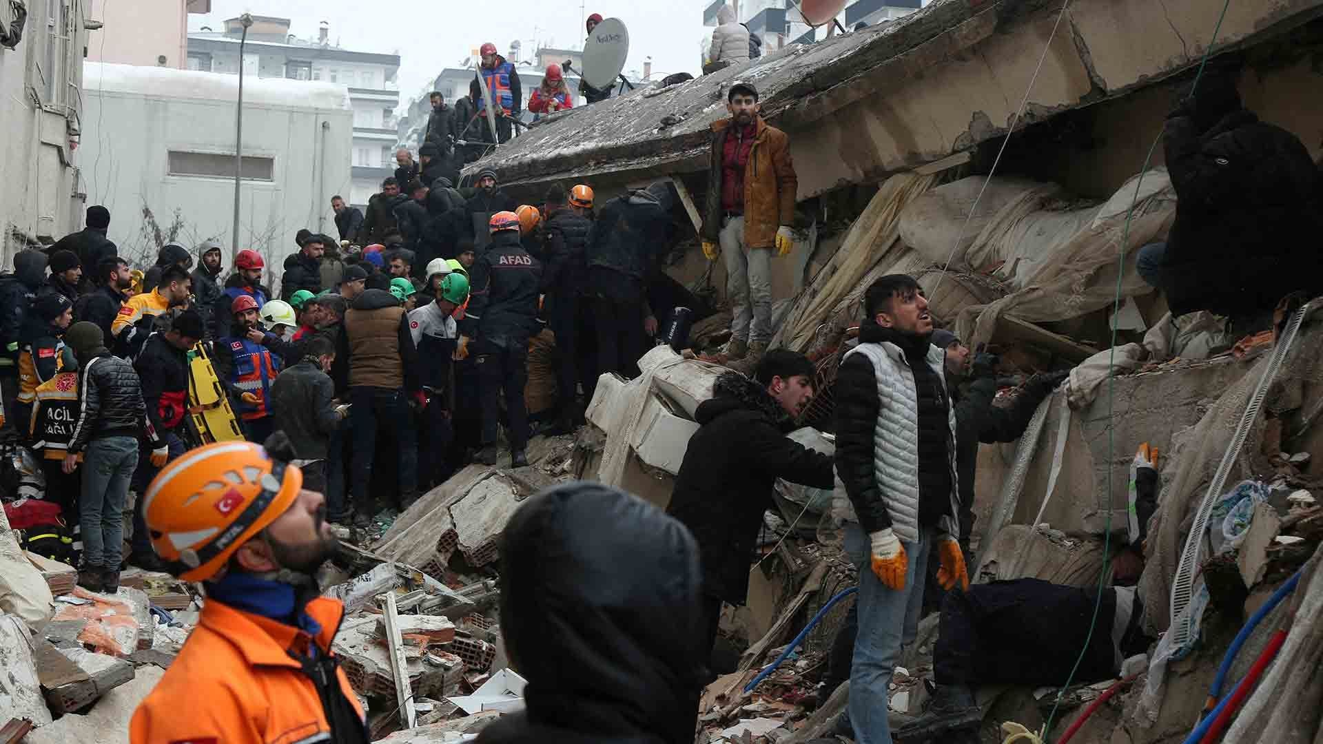 Réplica de magnitud 7.5 sacude Turquía