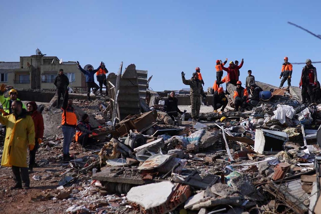 Saldo muertos por sismo en Turquía y Siria