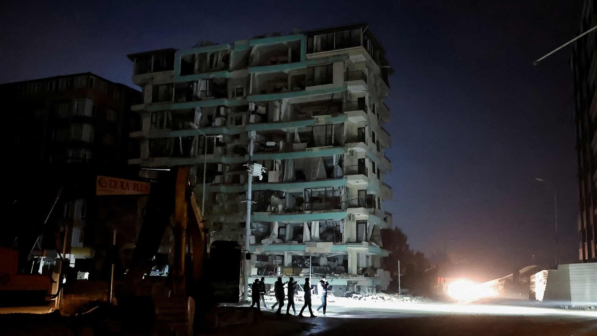 Turquía advierte de riesgo de tsunami tras sismo magnitud 6.4