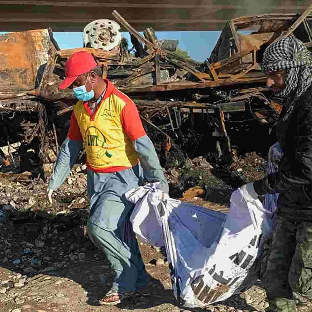 El autobús explotó luego de caer de un puente