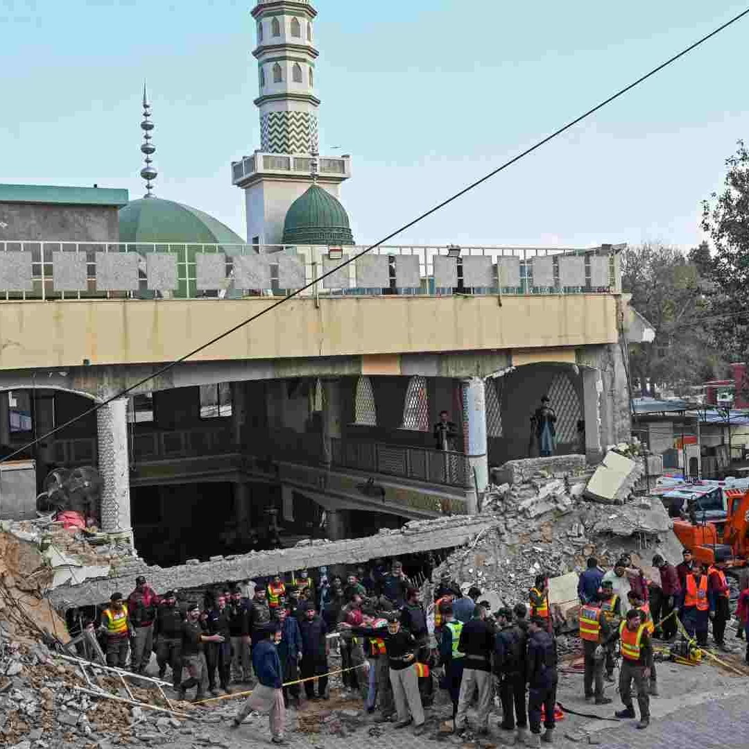 Rescatistas buscan a víctimas de explosión entre escombros de una mezquita en sede de la policía en Pakistán