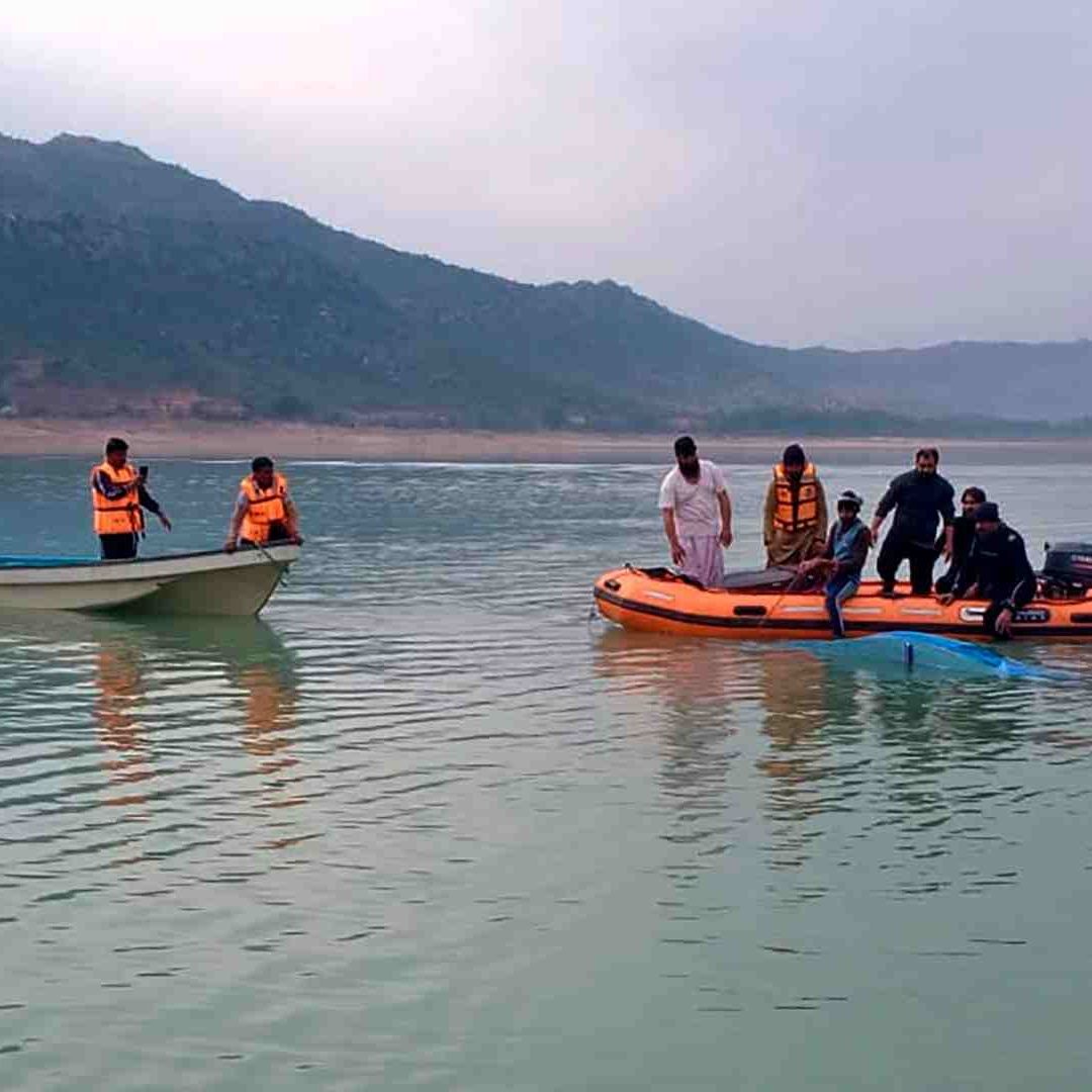 Suman 51 muertos por hundimiento de barco en Pakistán
