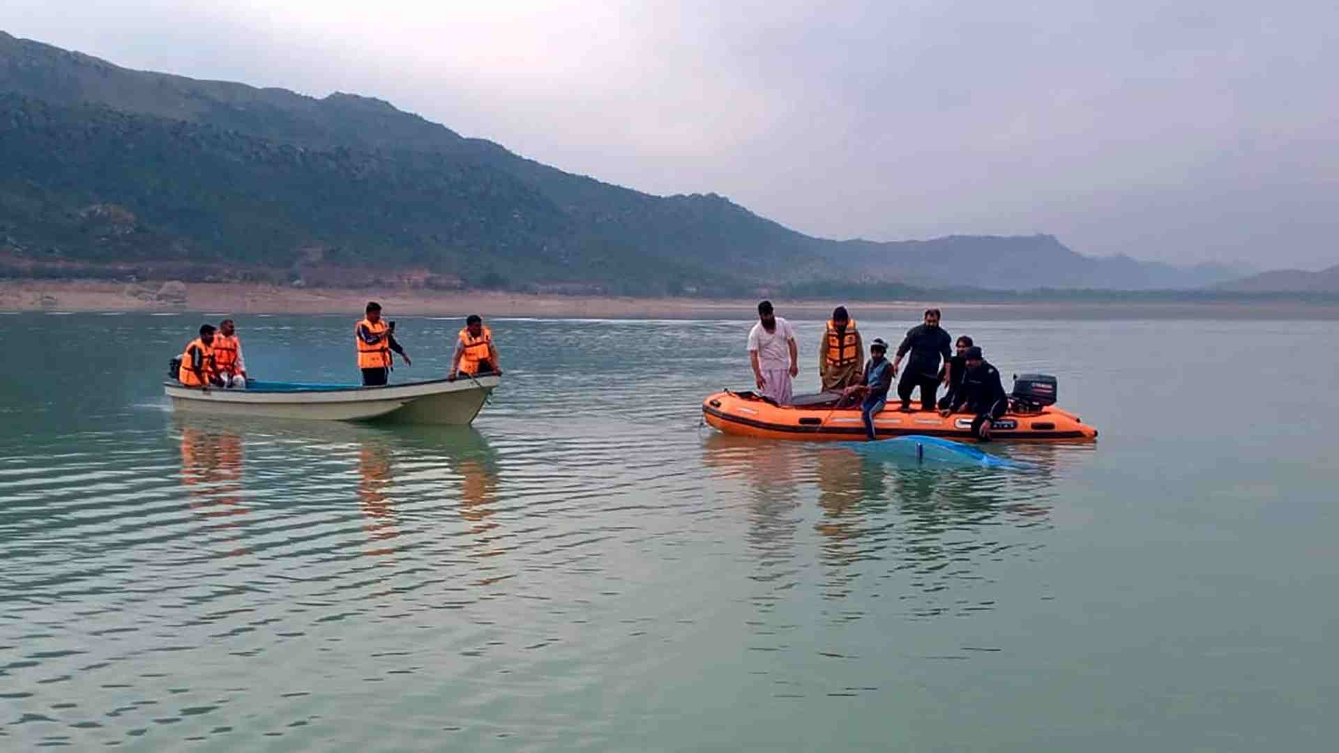 Suman 51 muertos por hundimiento de barco en Pakistán