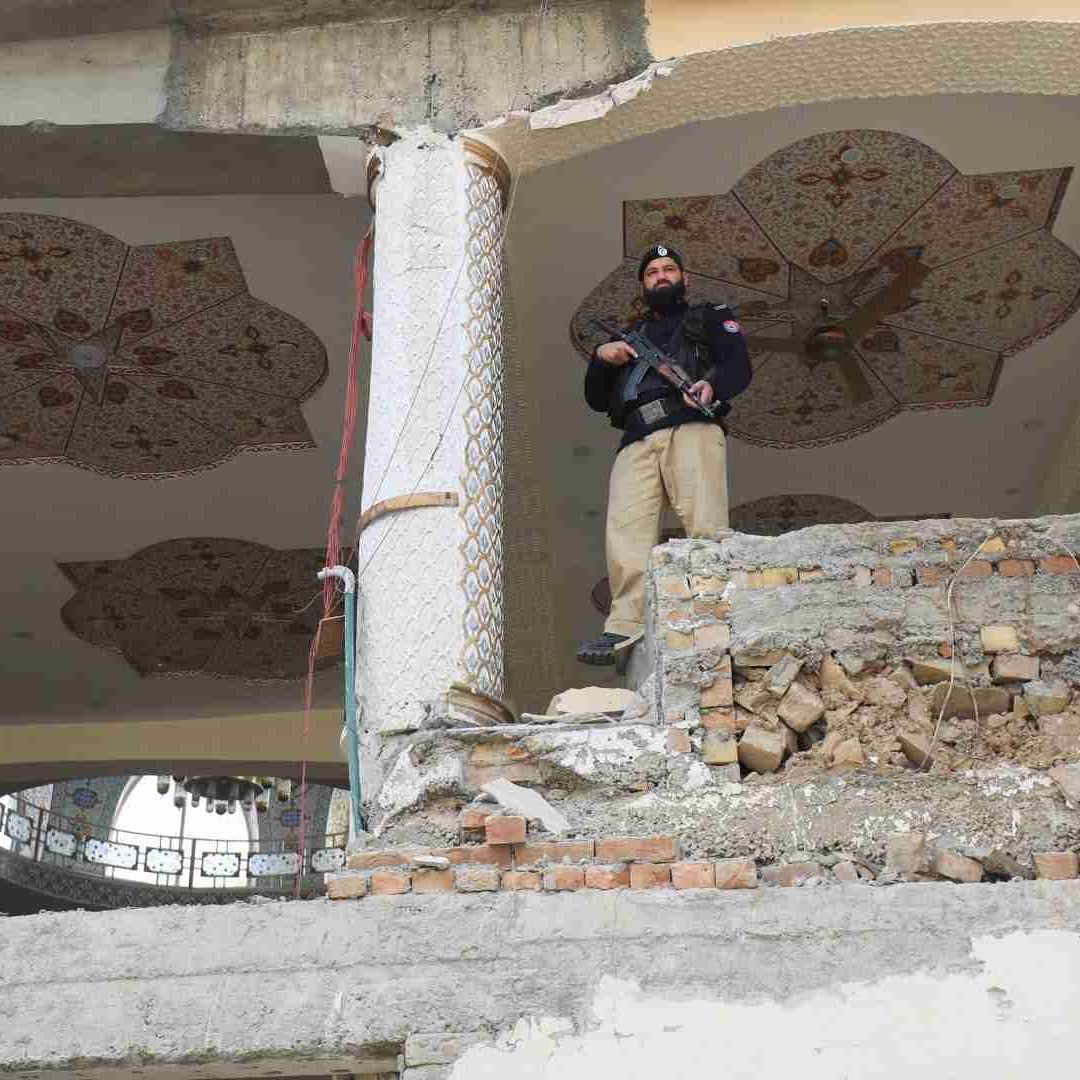 Atacante entró a mezquita en Pakistán disfrazado de policía