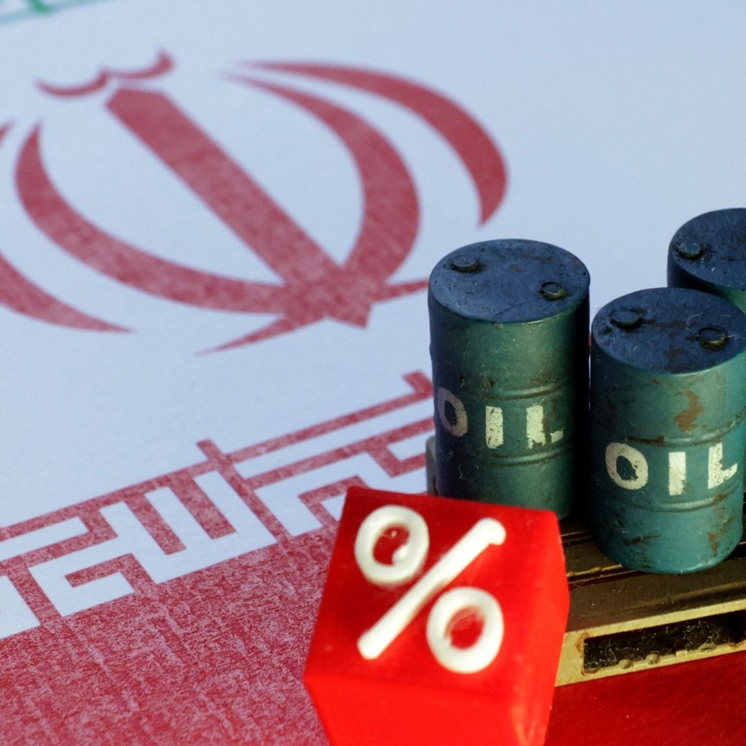 Barriles de petróleo sobre la bandera de Irán