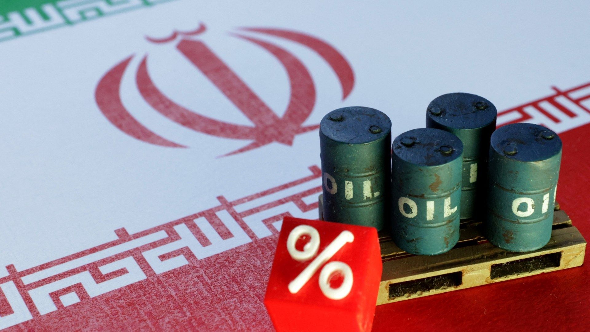 Barriles de petróleo sobre la bandera de Irán