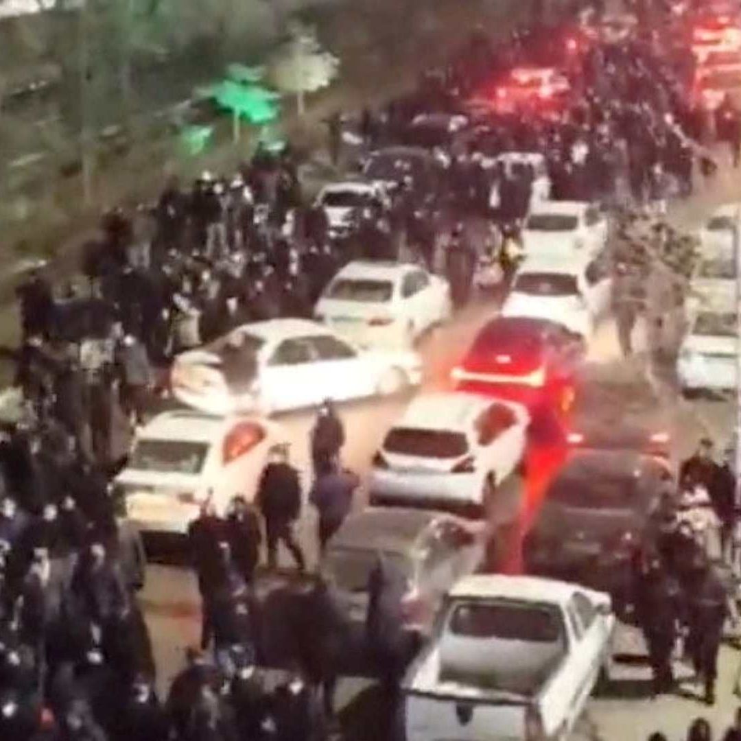 Personas se congregan en las calles durante una protesta en Mashhad, provincia de Razavi Khorasan, Irán, el 8 de enero de 2026. Foto: Redes sociales vía Reuters