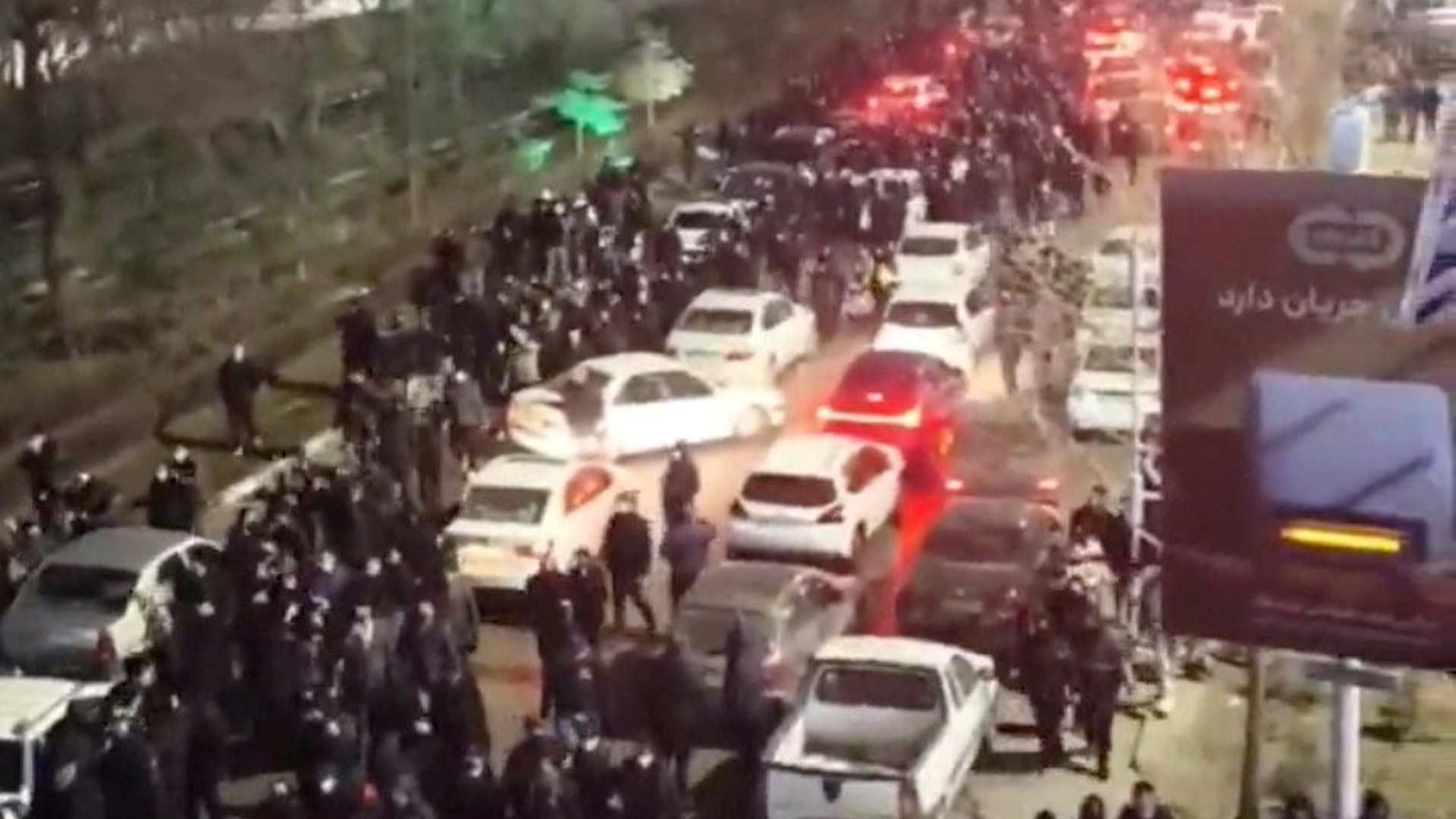 Personas se congregan en las calles durante una protesta en Mashhad, provincia de Razavi Khorasan, Irán, el 8 de enero de 2026. Foto: Redes sociales vía Reuters